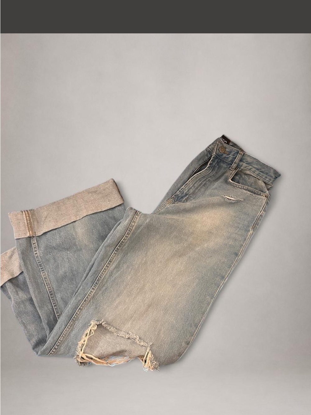 Skater baggy cut BDG Light Wash wide leg Jeans torn knees and large cuff